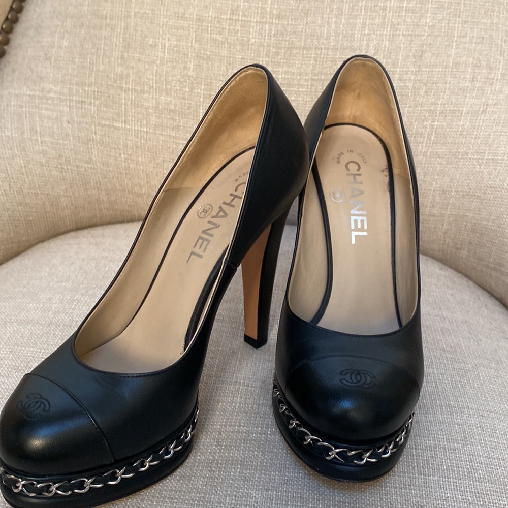 CHANEL CC CAP TOE CHAIN-TRIM PUMPS BLACK LEATHER SIZE 36 PLATFORM 5 INCh HEELS.